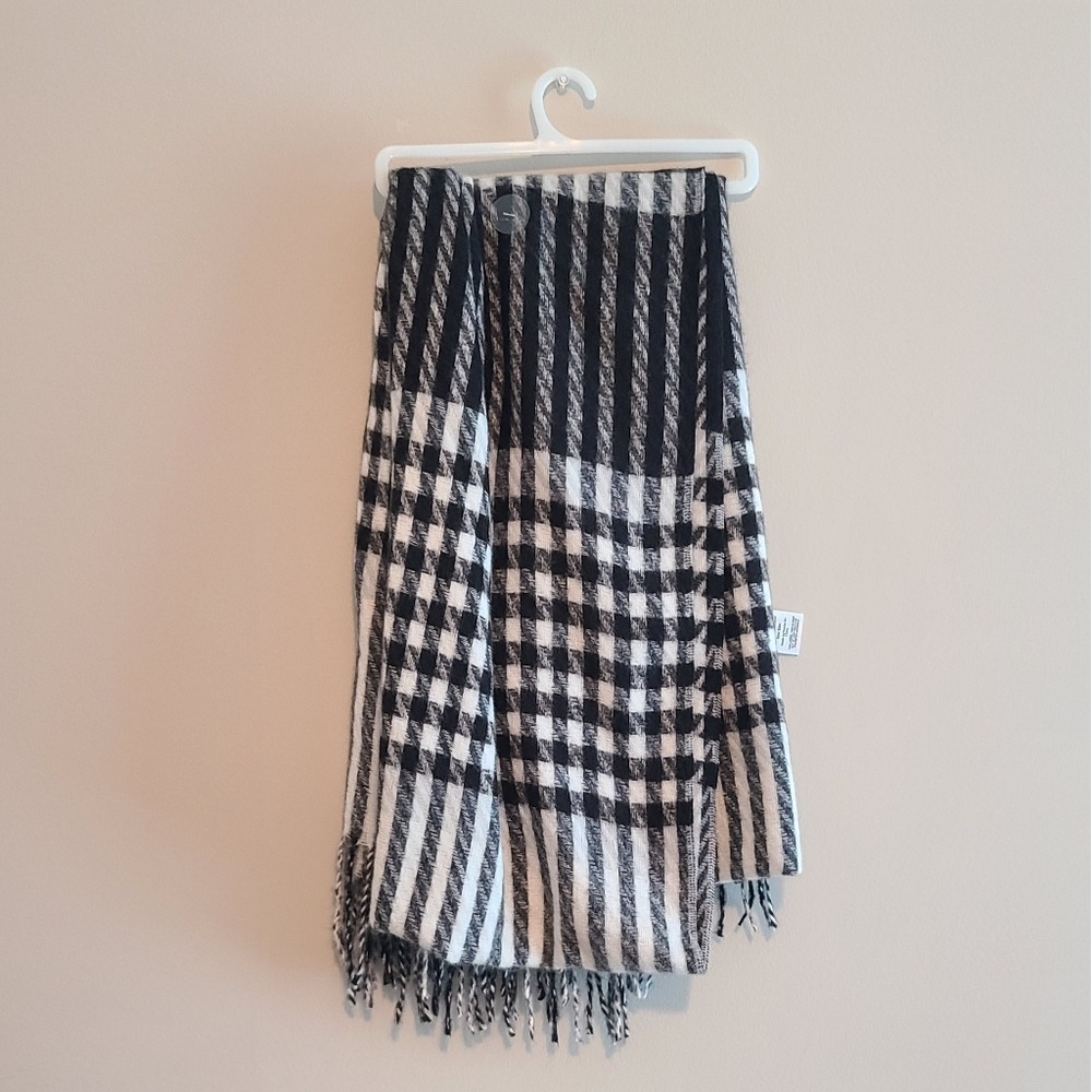 Time and Tru Black White Houndstooth Blanket Scarf Fringe One Size NWT - Picture 3 of 4
